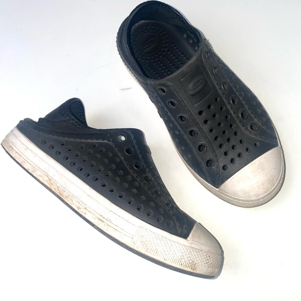 SKECHERS Kids Unisex Size 13 Black Native Like Waterproof Sneaker Shoes Bin1